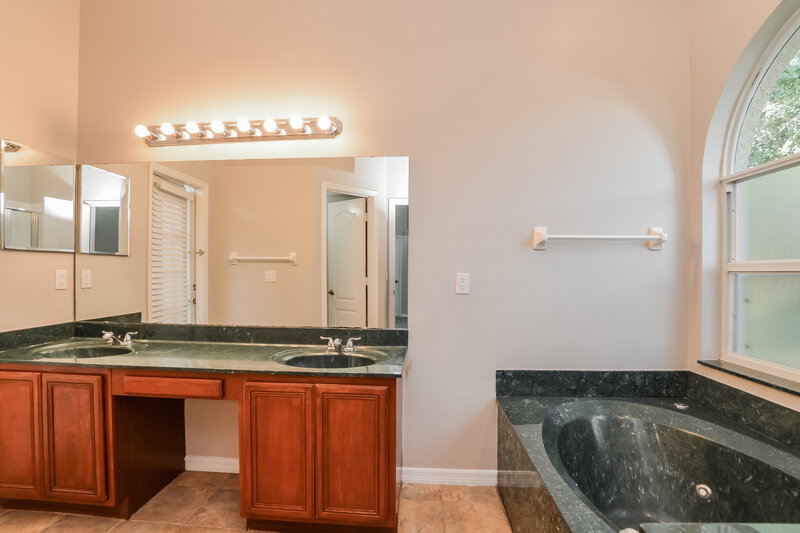 2,270/Mo, 2073 Nexus Ct Apopka, FL 32712 Main Bathroom View
