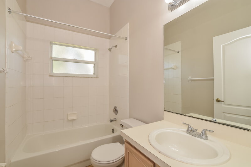 2,270/Mo, 2073 Nexus Ct Apopka, FL 32712 Bathroom View