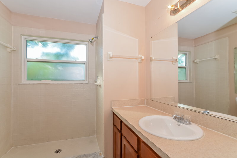2,045/Mo, 2066 Inge Ct Apopka, FL 32703 Main Bathroom View