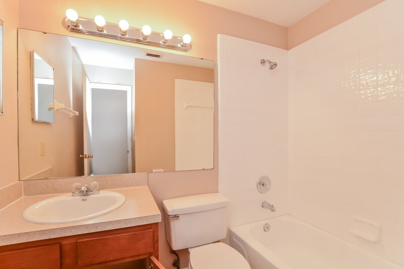 2,045/Mo, 2066 Inge Ct Apopka, FL 32703 Bathroom View