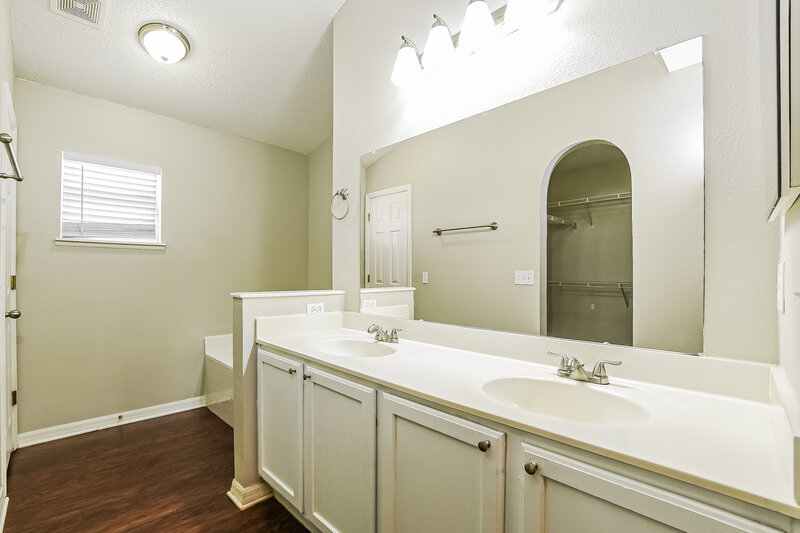 2,080/Mo, 3047 Elbib Drive Saint Cloud, FL 34772 Main Bathroom View
