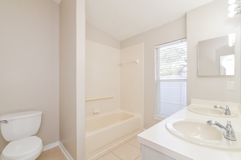 2,070/Mo, 7719 Brookway St Orlando, FL 32817 Main Bedroom View 3