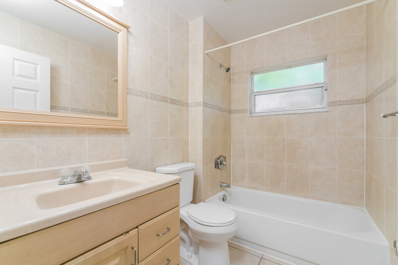 2,060/Mo, 213 Owenshire Cir Kissimmee, FL 34744 Main Bathroom View