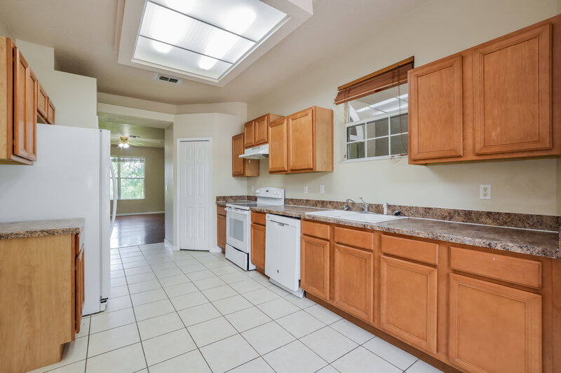 1,860/Mo, 4829 Cape Hatteras Dr Clermont, FL 34714 Kitchen View 2