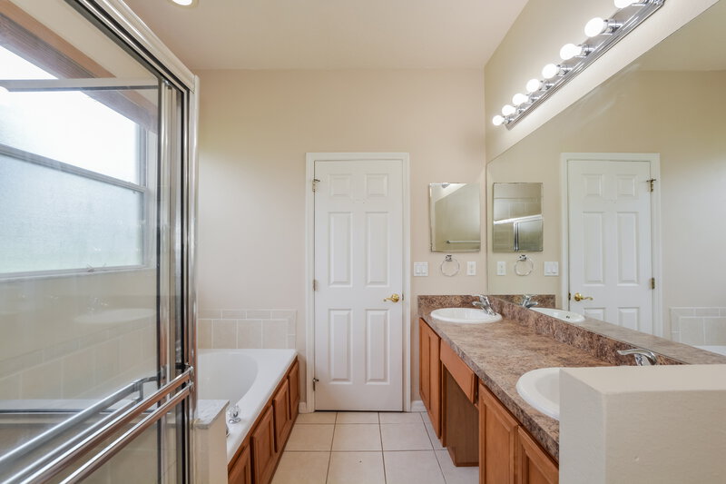 1,860/Mo, 4829 Cape Hatteras Dr Clermont, FL 34714 Main Bathroom View