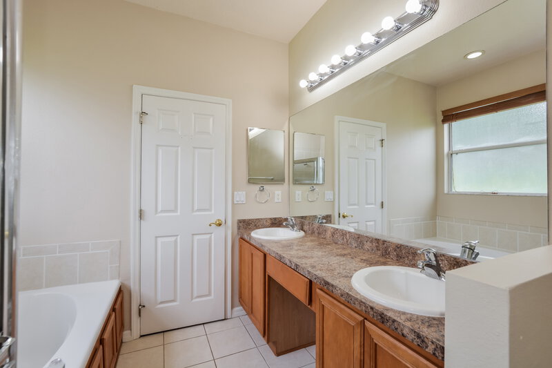 1,860/Mo, 4829 Cape Hatteras Dr Clermont, FL 34714 Main Bathroom View 2