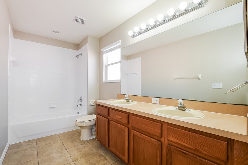 2,085/Mo, 2402 Ashecroft Dr Kissimmee, FL 34744 Main Bathroom View