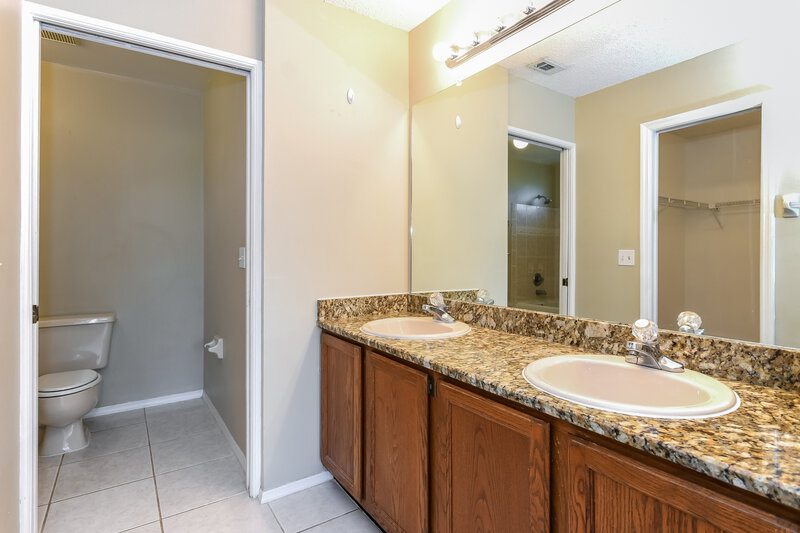 2,370/Mo, 307 Sanddollar Ct Kissimmee, FL 34743 Main Bathroom View