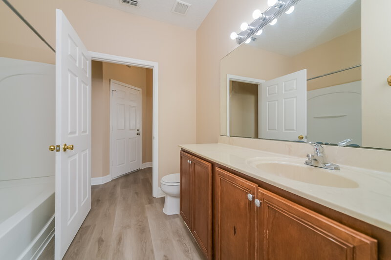 2,380/Mo, 2057 Bearing Ln Kissimmee, FL 34744 Main Bathroom View