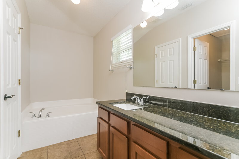 2,130/Mo, 5470 Silver Thistle Ln Saint Cloud, FL 34772 Main Bathroom View