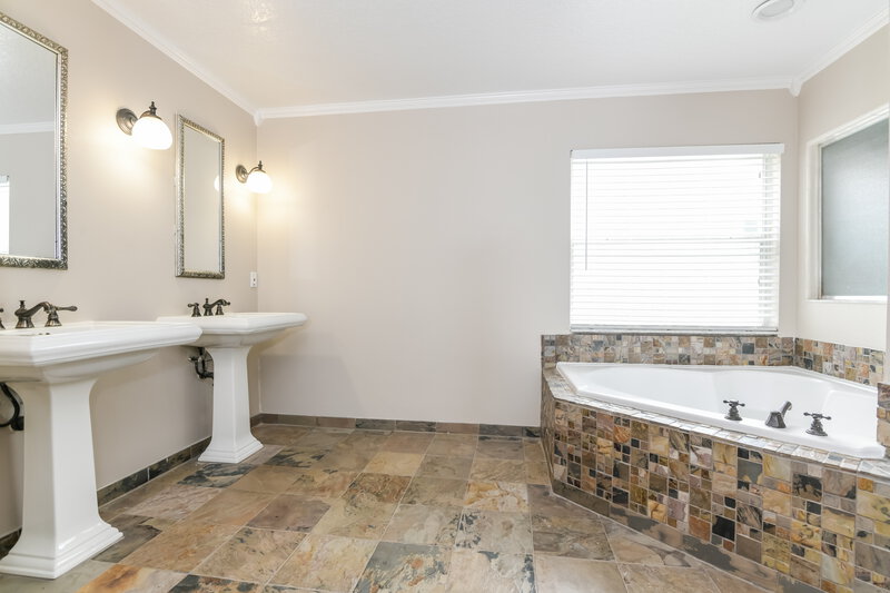 2,550/Mo, 1027 Woodsong Way Clermont, FL 34714 Main Bathroom View