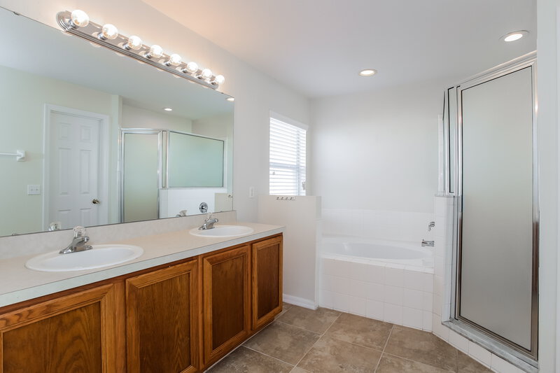 2,285/Mo, 1300 Creekview Ct Saint Cloud, FL 34772 Main Bathroom View 2