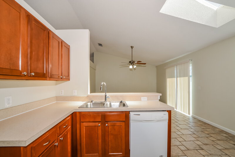 2,200/Mo, 8000 Stirrupwood Ct Orlando, FL 32818 Kitchen View