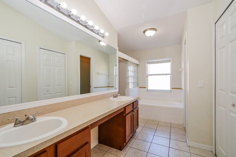 2,200/Mo, 8000 Stirrupwood Ct Orlando, FL 32818 Main Bathroom View