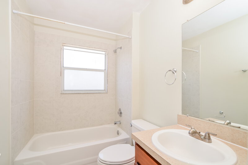 2,200/Mo, 8000 Stirrupwood Ct Orlando, FL 32818 Bathroom View