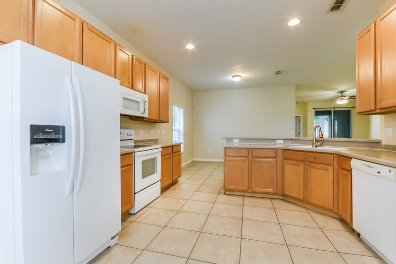 2,365/Mo, 5516 Cape Hatteras Dr Clermont, FL 34714 Kitchen View 2