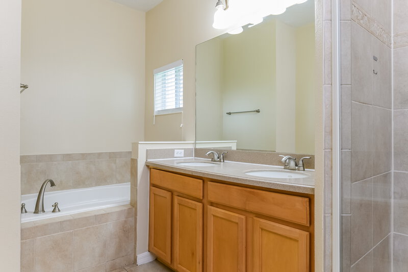 2,365/Mo, 5516 Cape Hatteras Dr Clermont, FL 34714 Main Bathroom View