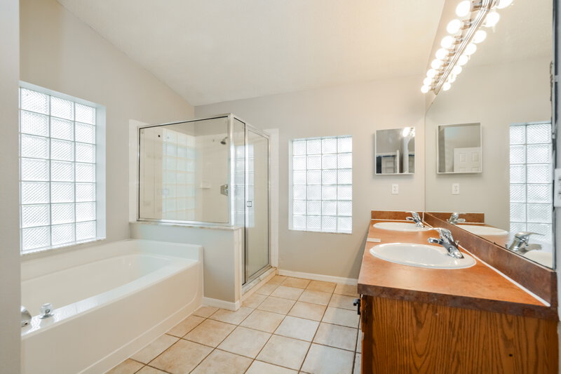2,510/Mo, 4373 King Edward Dr Orlando, FL 32826 Main Bathroom View
