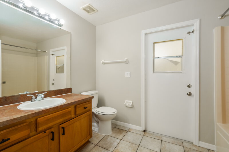 2,510/Mo, 4373 King Edward Dr Orlando, FL 32826 Bathroom View