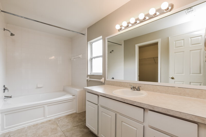 2,165/Mo, 13117 Moonflower Ct Clermont, FL 34711 Main Bathroom View