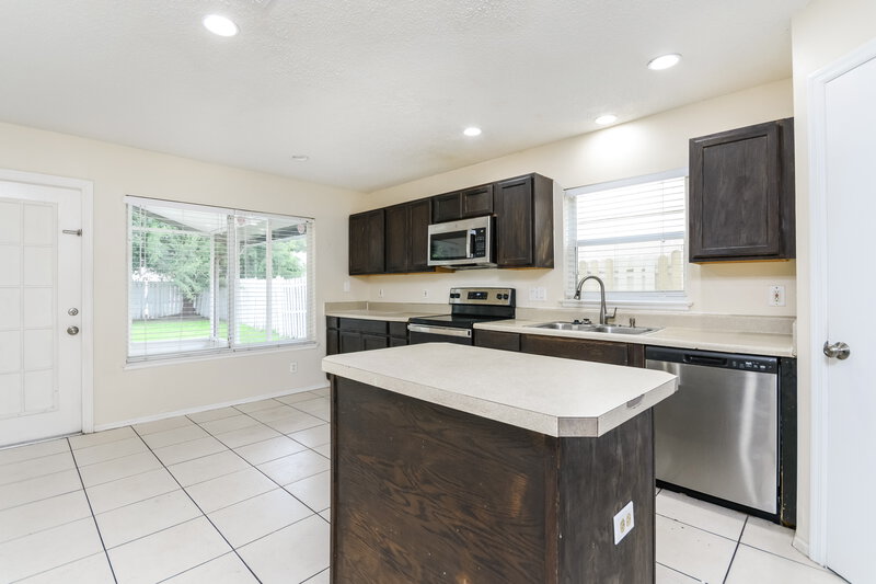 2,585/Mo, 1231 Heather Lake Dr Orlando, FL 32824 Kitchen View 2