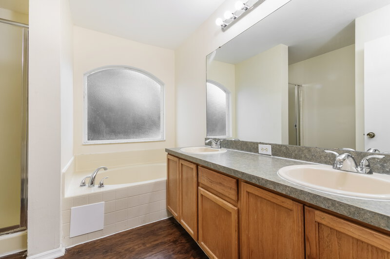 2,585/Mo, 1231 Heather Lake Dr Orlando, FL 32824 Main Bathroom View