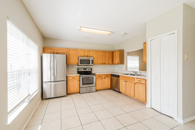 2,485/Mo, 1931 Colonial Woods Blvd Orlando, FL 32826 Kitchen View