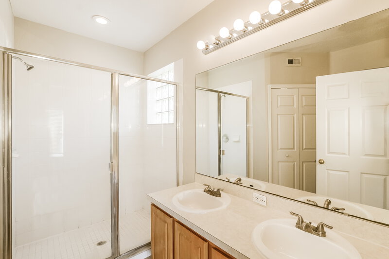 2,485/Mo, 1931 Colonial Woods Blvd Orlando, FL 32826 Main Bathroom View