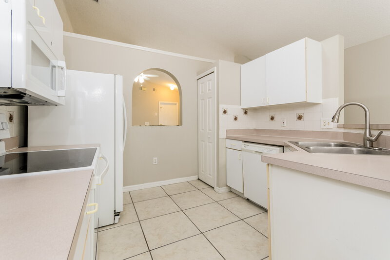 2,230/Mo, 532 Caladesi Trl Orlando, FL 32807 Kitchen View
