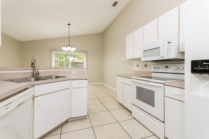 2,230/Mo, 532 Caladesi Trl Orlando, FL 32807 Kitchen View 2