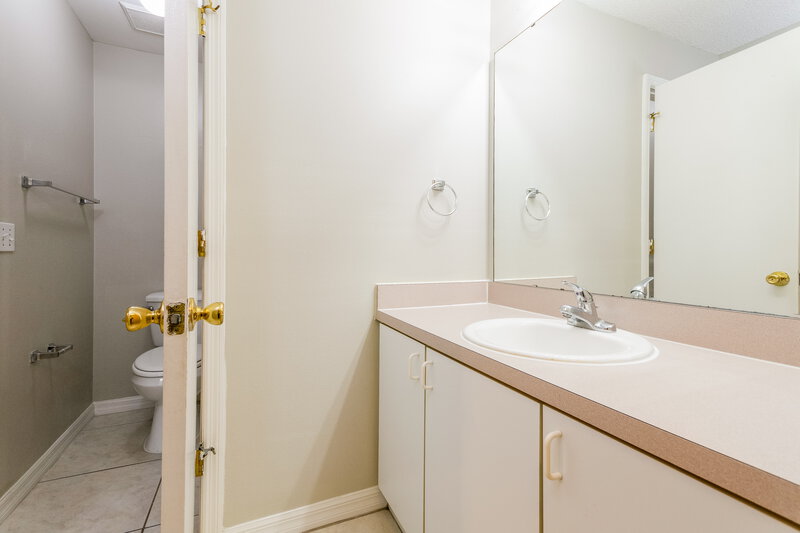 2,230/Mo, 532 Caladesi Trl Orlando, FL 32807 Bathroom View