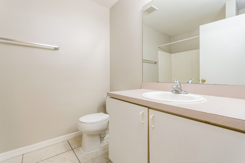 2,230/Mo, 532 Caladesi Trl Orlando, FL 32807 Bathroom View 2
