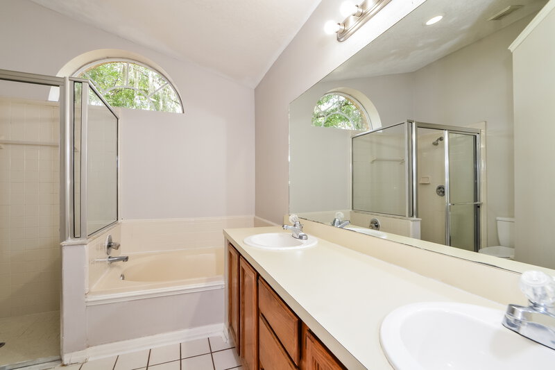 2,455/Mo, 502 Valencia Place Cir Orlando, FL 32825 Main Bathroom View