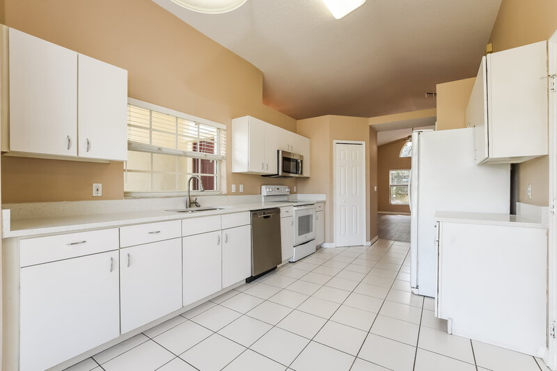 2,455/Mo, 1688 Golfside Village Ct Apopka, FL 32712 Kitchen View