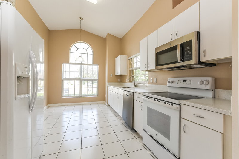 2,455/Mo, 1688 Golfside Village Ct Apopka, FL 32712 Kitchen View 2