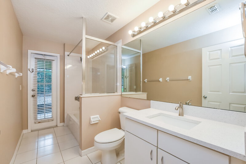 2,455/Mo, 1688 Golfside Village Ct Apopka, FL 32712 Main Bathroom View 2