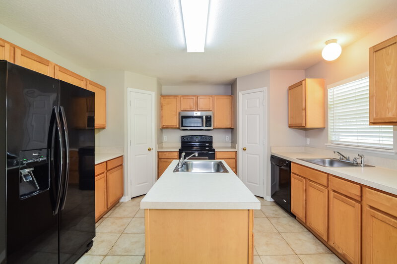 2,765/Mo, 2630 Sheila Dr Apopka, FL 32712 Kitchen View