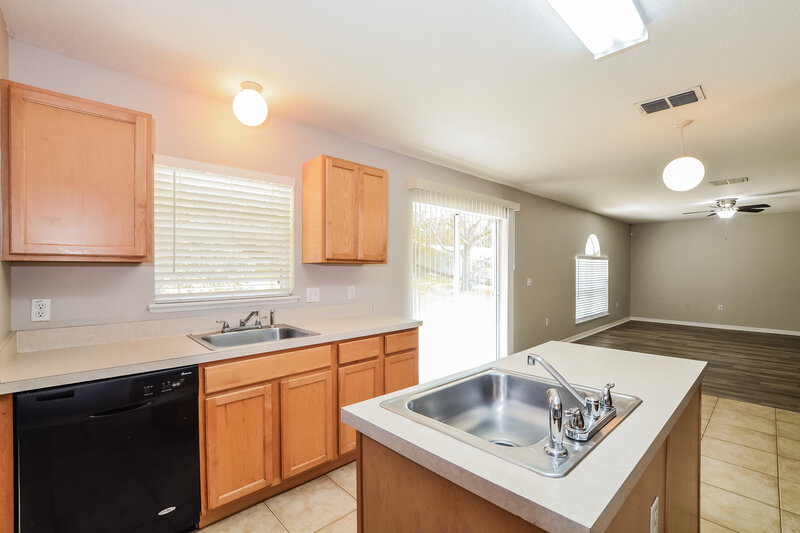 2,765/Mo, 2630 Sheila Dr Apopka, FL 32712 Kitchen View 2