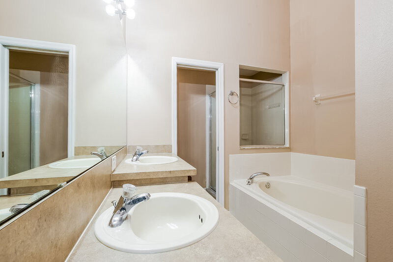 2,475/Mo, 1524 Lalique Ln Orlando, FL 32828 Main Bathroom View