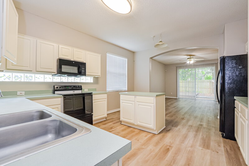 2,535/Mo, 13732 Meadowpark Ave Orlando, FL 32826 Kitchen View