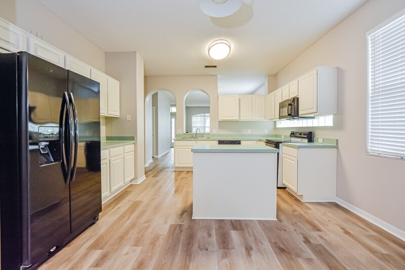 2,535/Mo, 13732 Meadowpark Ave Orlando, FL 32826 Kitchen View 2