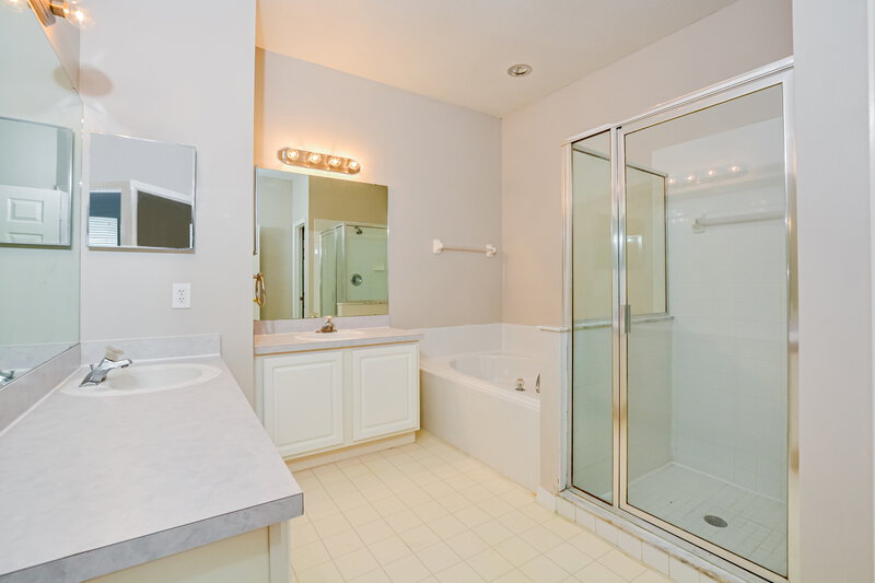 2,535/Mo, 13732 Meadowpark Ave Orlando, FL 32826 Main Bathroom View