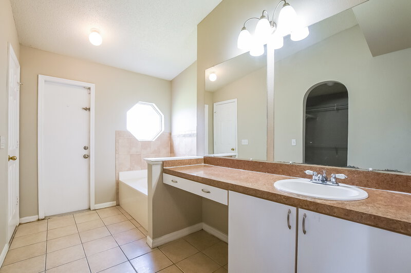 2,205/Mo, 6853 Westlake Blvd Orlando, FL 32810 Main Bathroom View