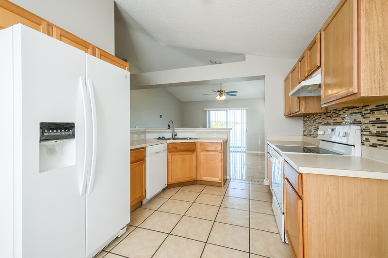 2,140/Mo, 1939 Peridot Cir Kissimmee, FL 34743 Kitchen View