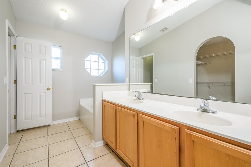 2,140/Mo, 1939 Peridot Cir Kissimmee, FL 34743 Main Bathroom View