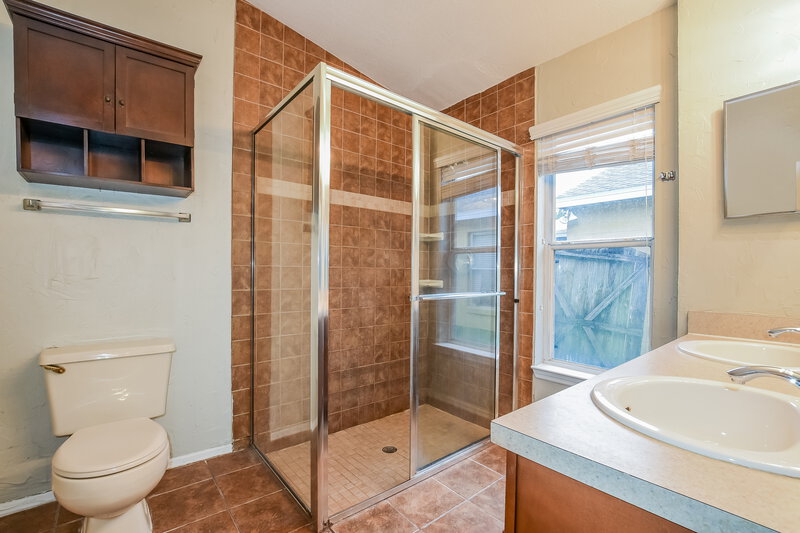 1,880/Mo, 342 Cello Cir Winter Springs, FL 32708 Main Bathroom View