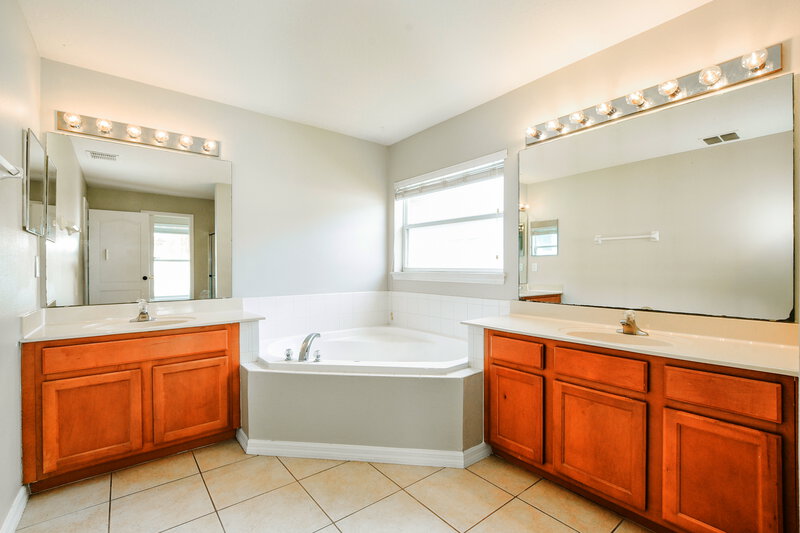 2,685/Mo, 125 Conch Key Way Sanford, FL 32771 Main Bathroom View
