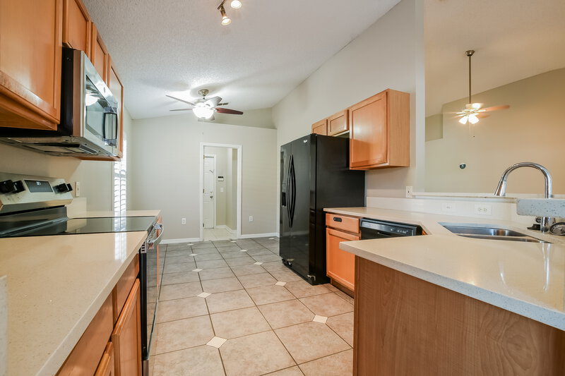 2,380/Mo, 1356 Honey Rd Apopka, FL 32712 Kitchen View 2