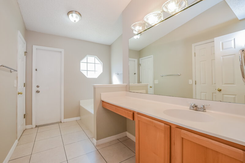 2,380/Mo, 1356 Honey Rd Apopka, FL 32712 Main Bathroom View