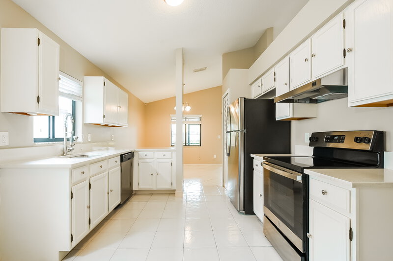 2,335/Mo, 1011 Manigan Ave Oviedo, FL 32765 Kitchen View 2